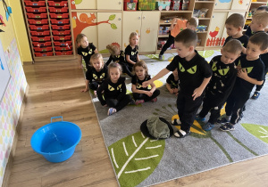 "Studnia życzeń" - chłopiec wrzuca grosik do miski z wodą.