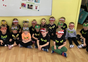 Dzieci pozują w wybranych przez siebie świątecznych okularach.
