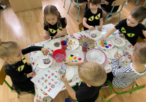 Dzieci zdobią bombki.