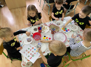 Warsztaty zdobienia bombek w grupie "Tygryski".