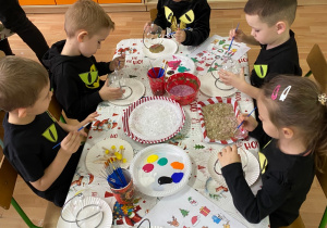 Dzieci zdobią bombki.