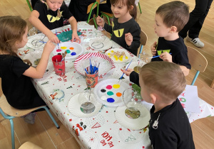 Dzieci zdobią bombki.