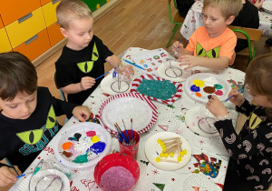 Dzieci zdobią bombki.