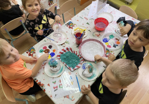 Dzieci zdobią bombki.