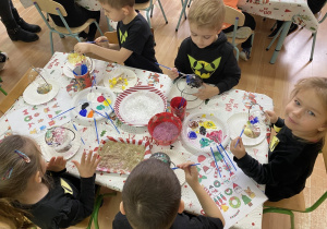 Dzieci zdobią bombki.