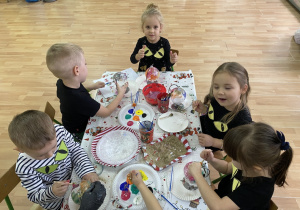 Dzieci zdobią bombki.