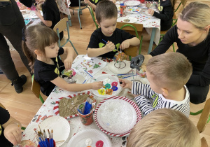 Dzieci zdobią bombki.
