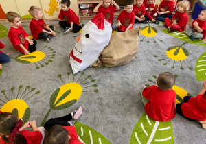 W sali dzieci zastają worki z prezentami.