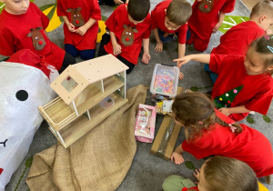 Rozpakowywanie worków z prezentami.