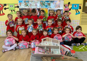 Wspólne zdjęcie dzieci wraz z otrzymanymi prezentami.