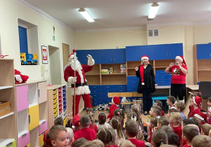 Święty Mikołaj wita dzieci