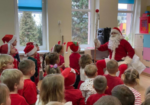 Dzieci śpiewają piosenkę dla Świętego Mikołaja