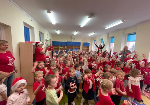 Dzieci śpiewają piosenkę dla Świętego Mikołaja