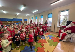 Dzieci śpiewają piosenkę dla Świętego Mikołaja