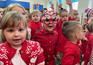 Dzieci w świątecznych przebraniach