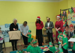 Pani Dyrektor wręcza dzieciom prezenty