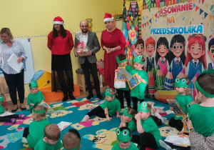 Nasi goście wręczają dzieciom prezenty