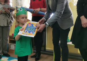 Dziewczynka otrzymuje pamiątkę