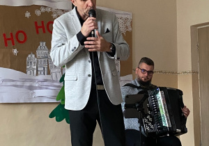 Pan Maciej wita przedszkolaki.