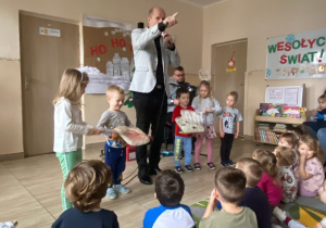 Pięcioro wybranych dzieci inscenizuje piosenkę akcesoriami: poduszki i trzepaczki.