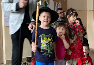 Dzieci z góralskimi akcesoriami śpiewają i tańczą.