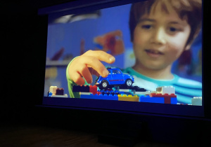 Fragment filmu przedstawiający głównego bohatera Kacpra.