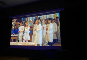 Fragment filmu przedstawiający dzieci śpiewające świąteczne piosenki.