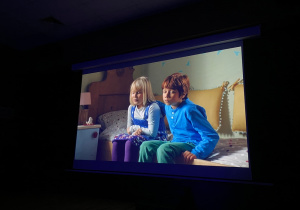 Fragment filmu przedstawiający głównych bohaterów: Kacpra i Emmę..