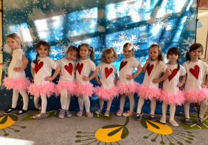 Prezentacja dziewczynek.