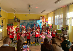 Świateczny układ taneczny z talerzykami.