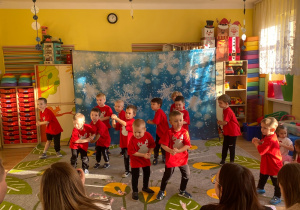 "Mikołajkowy taniec" w wykonaniu chłopców.