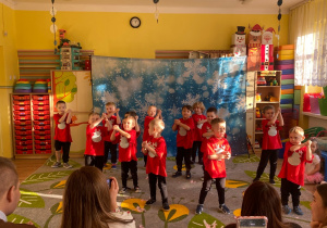 "Mikołajkowy taniec" w wykonaniu chłopców.