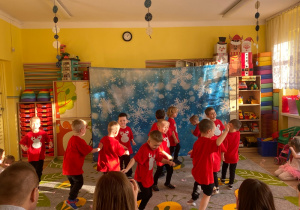 "Mikołajkowy taniec" w wykonaniu chłopców.