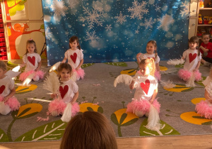Układ taneczny ze strusimi piórami w wykonaniu dziewczynek.