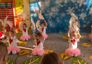 Układ taneczny ze strusimi piórami w wykonaniu dziewczynek.