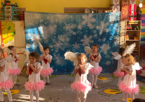 Układ taneczny ze strusimi piórami w wykonaniu dziewczynek.