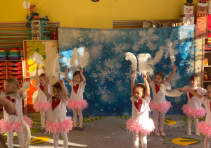 Układ taneczny ze strusimi piórami w wykonaniu dziewczynek.