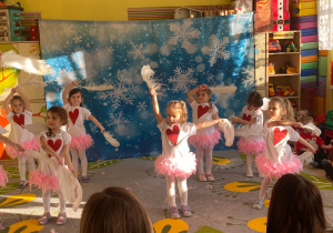 Układ taneczny ze strusimi piórami w wykonaniu dziewczynek.