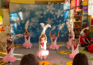 Układ taneczny ze strusimi piórami w wykonaniu dziewczynek.