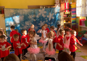Dzieci podczas śpiewu pastorałek.