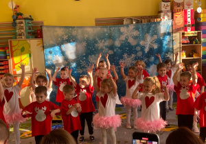 Dzieci podczas śpiewu pastorałek.