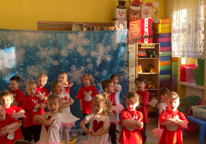 Dzieci podczas śpiewu pastorałek.