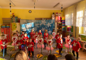 Dzieci tańczą z "laskami".