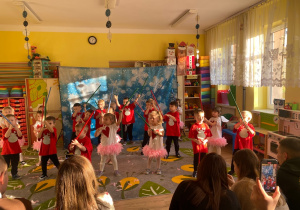 Dzieci tańczą z "laskami".