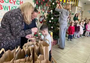 Chłopiec odbiera nagrodę