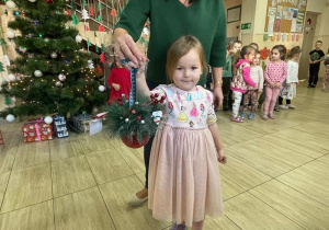 Dziewczynka pokazuje swoją bombkę