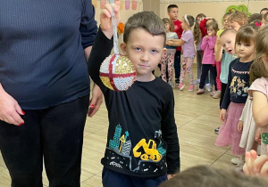 Chłopiec pokazuje swoją bombkę