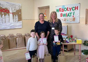 Dzieci z nagrodami i dyplomami