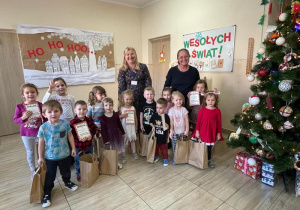 Dzieci z nagrodami i dyplomami