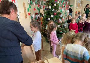 Dziewczynka odbiera nagrodę